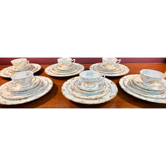Ivory Royal Crown Derby “Marquis” A1222 Bone China Service for Six – 30 Pieces – Beaufort Shape, England (1958–1964) For Sale - Image 8 of 12
