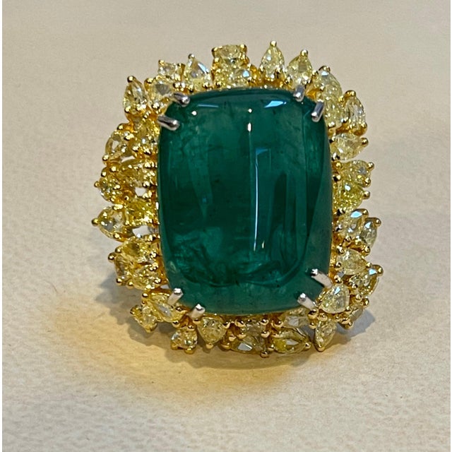 27.89 Ct Natural Colombian Emerald Cabochon & 5.73 Ct Yellow Diamond Ring 18 Kt For Sale - Image 4 of 8