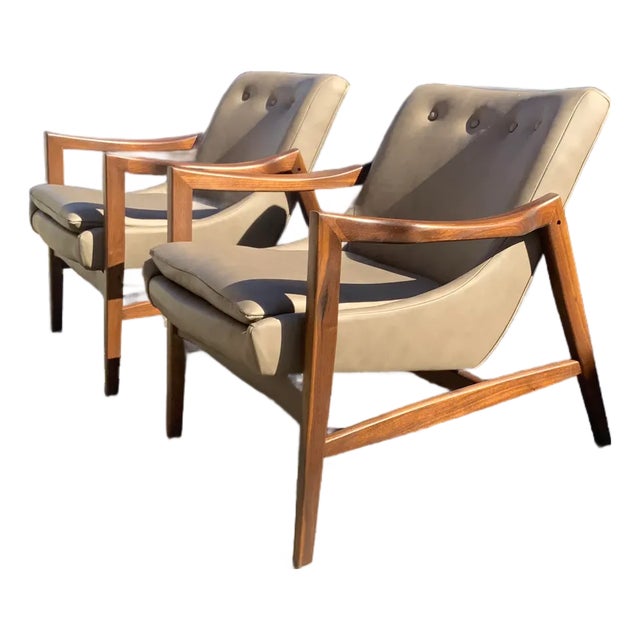 Modern Walnut Mid Century Style Lounge Chairs in Gray Leather. - Pair For Sale