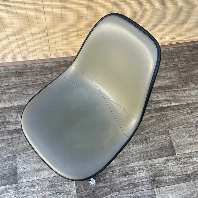 Gray Mid Century Modern Swiveling Molded Chair by Eames for Herman Miller. Circa 1960s For Sale - Image 8 of 18