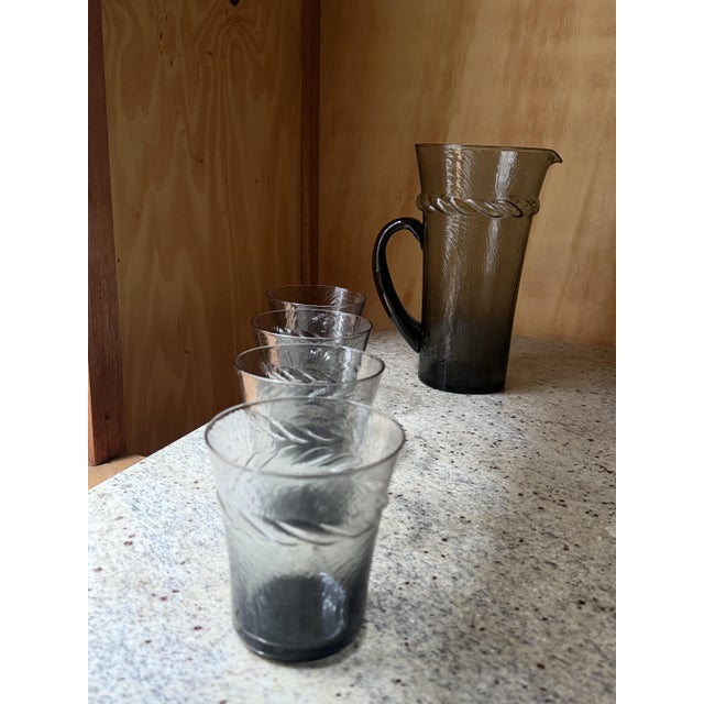 Mid-Century Modern Smoky Grey Woodgrain Bark Glass Pitcher and Tumbler Set, 1970, Set of 5 For Sale - Image 12 of 16