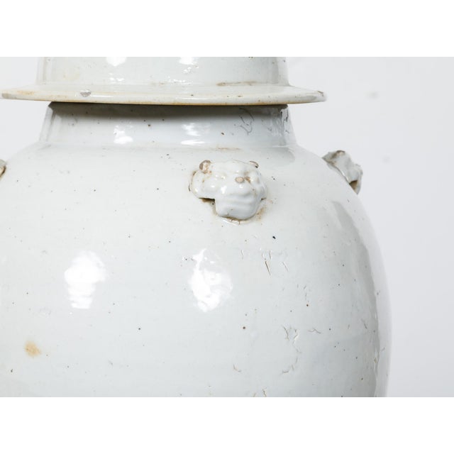 White Pair of White Porcelain Lidded Urns Table Lamps on Gilt Bases, US-Wired For Sale - Image 8 of 10