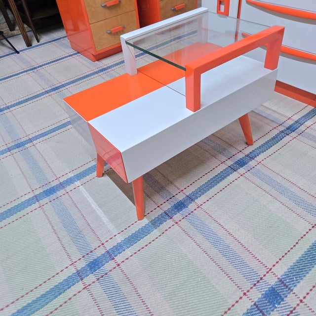 Orange l'Orange Et Blanc Color Blocked Scheme 1953 MCM End Table For Sale - Image 8 of 15