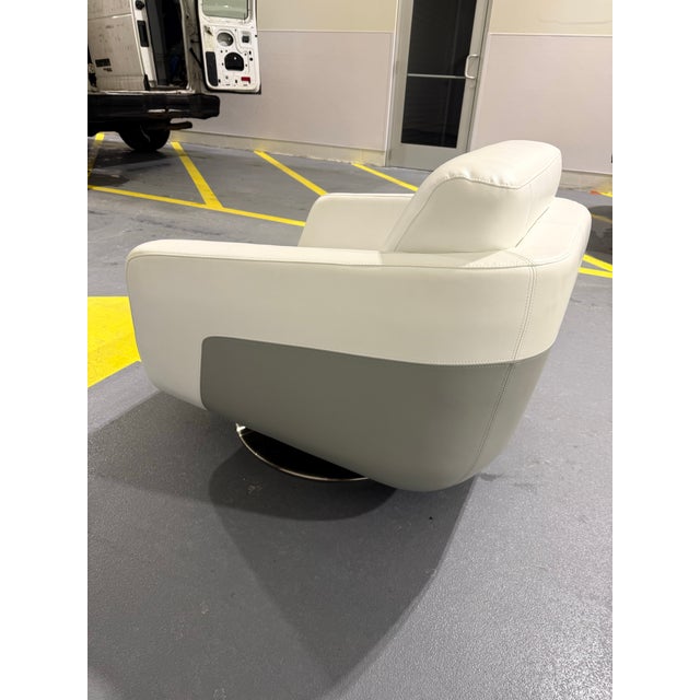 2010s Pair of Zuri Designer Swivel Lounge Chairs – Modern Luxury Seating For Sale - Image 5 of 8