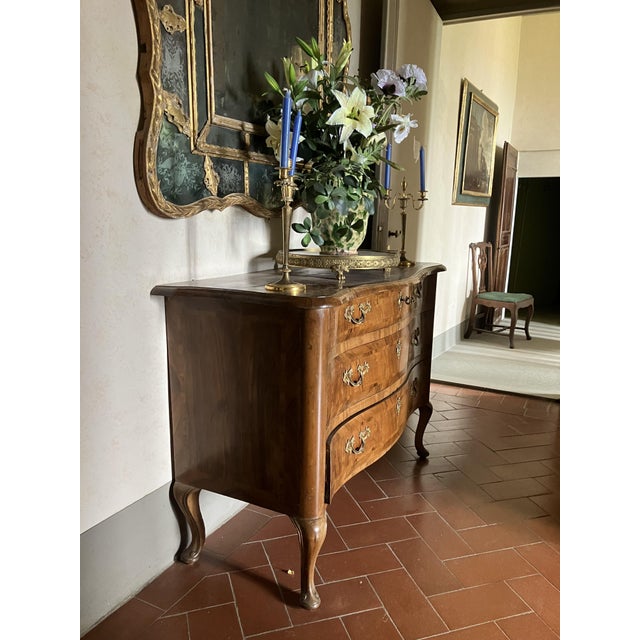 Antique Louis XV Rococo Italian Commode with Curved Chest of Drawers in Inlaid Walnut, Tuscany, 1700s For Sale - Image 4 of 14