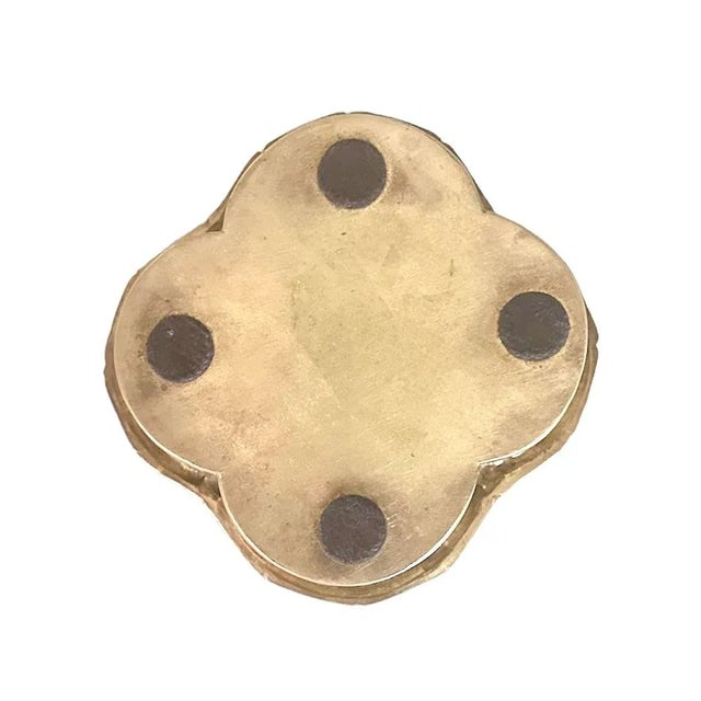 Mid 20th Century Vintage Chinoiserie Faux Bamboo Brass Clover / Quatrefoil Form Planter / Cache Pot / Cachepot / Jardiniere, in the Manner of Mottahedeh For Sale - Image 5 of 5