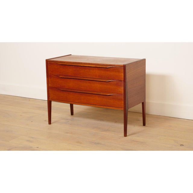 Elegant and compact Danish chest of drawers designed for Aksel Kjergaard; model 34. The clean lines, very unusual sides...