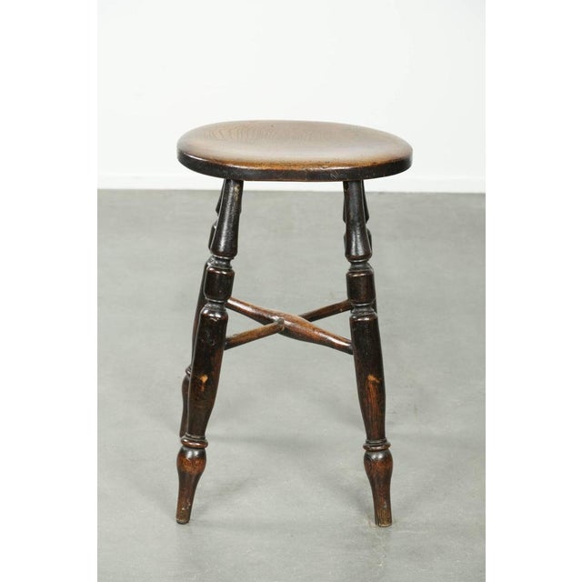 We are offering this beautiful antique English Windsor stool from the early 19th century, featuring a unique oval shape....