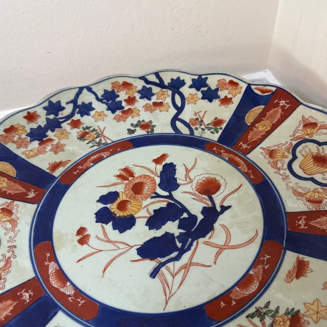 Early 20th Century Vintage Oversized Imari Plate With Scalloped Edges and Floral Pattern For Sale - Image 5 of 9