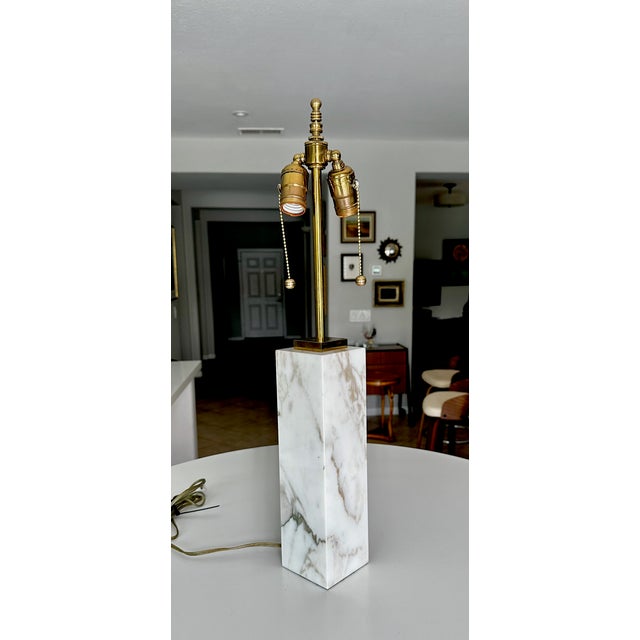 T.H. Robsjohn Gibbings 1960s Single t.h. Robsjohn-Gibbings for Hansen Table Lamp White Marble & Brass For Sale - Image 4 of 14