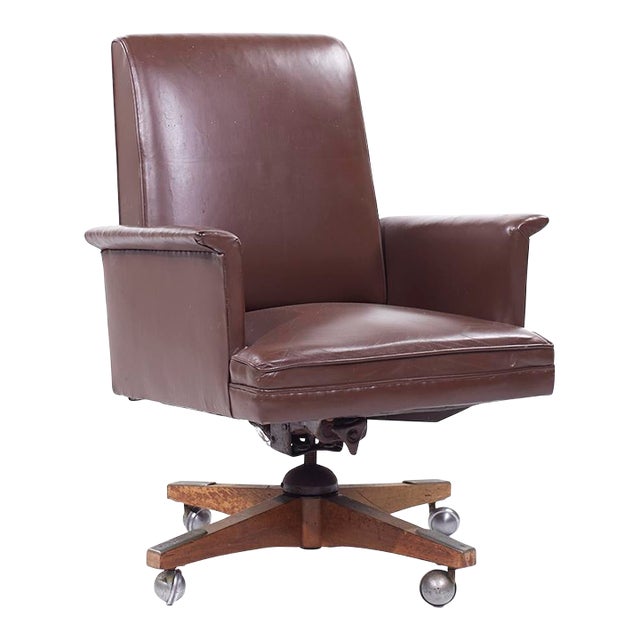 Stow Davis Mid-Century Modern Leather Executive Swivel Desk Chair For Sale