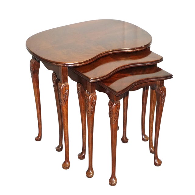 Vintage Kidney Shape Flamed Mahogany Nest of Three Tables with Queen Anne Legs, Set of 3 For Sale