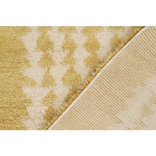 Textile Rug & Kilim’s Moroccan Style Rug in Gold & White Geometric Pattern, High Pile For Sale - Image 7 of 7