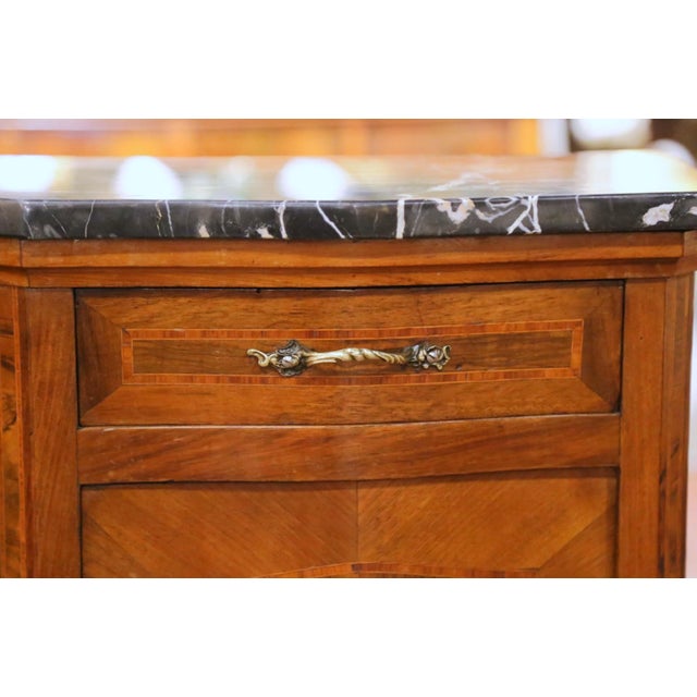 Brown Pair of 19th Century French Louis XV Inlaid Walnut Marble-Top Bedside Tables For Sale - Image 8 of 10