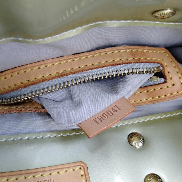 2000 - 2009 A 2001 Louis Vuitton Green Vernis and Vachetta Reade Gm Tote Bag For Sale - Image 5 of 11