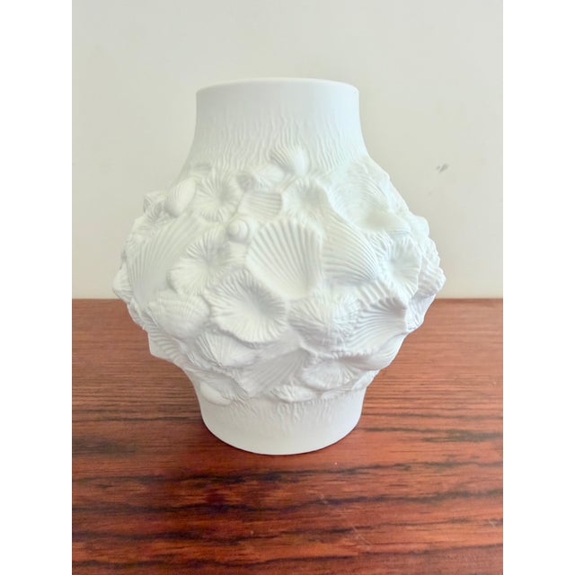 Ceramic Vintage German Shell Vase in Bisque Porcelain from AK Kaiser, 1970s For Sale - Image 7 of 8