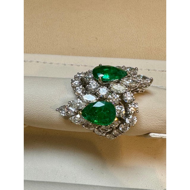 2020s Two Pear Shape 5.5 Ct Emerald & 8.5 Ct Diamond Ring, 18k White Gold Size 6 For Sale - Image 5 of 8