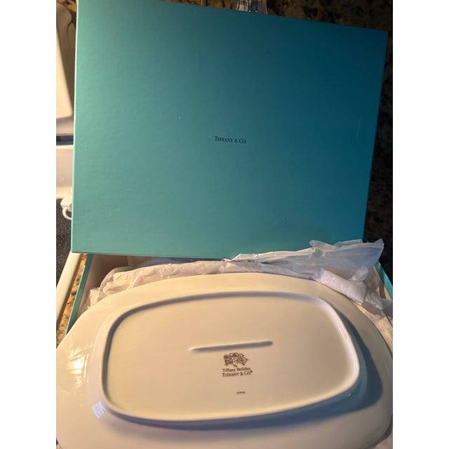 intage Tiffany & Co. holiday porcelain plate. Elegant collectible piece in very good condition. Includes the original...