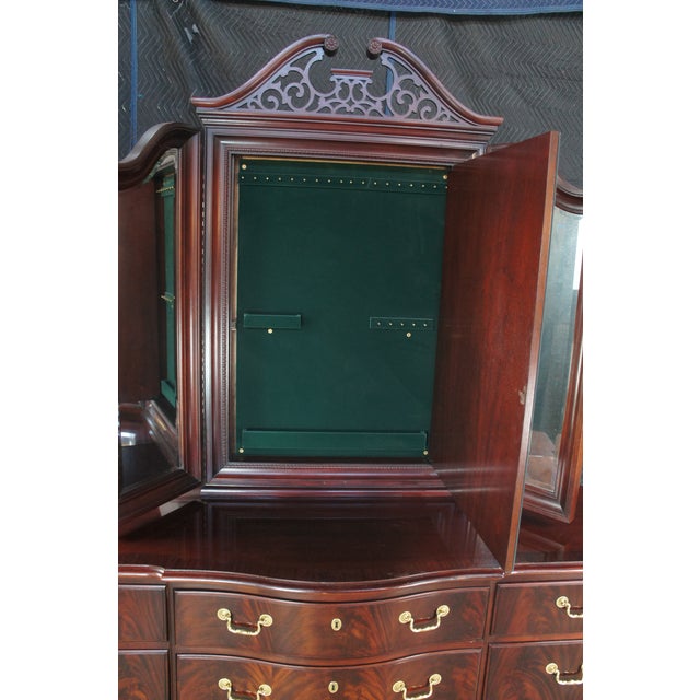 Late 20th Century Thomasville Flame Mahogany Bow Front Dresser W Trifold Mirror & Jewelry Case For Sale - Image 9 of 18