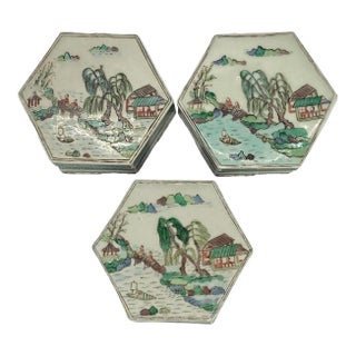Early 20th Century Small Chinese Famille Verte Hexagonal Porcelain Hand Painted Boxes With Lids - Set of 3 For Sale