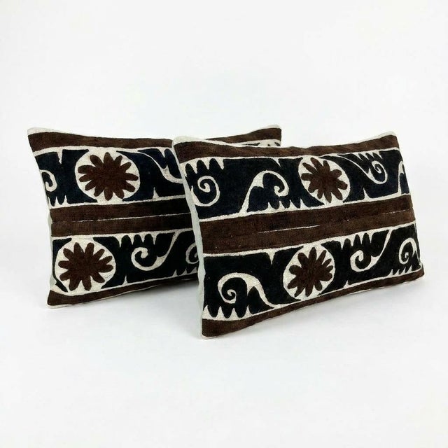 Mid-Century Modern Tashkent Suzani Lumbar Pillow Cover 15'' X 24'' - Set of Two For Sale - Image 3 of 4