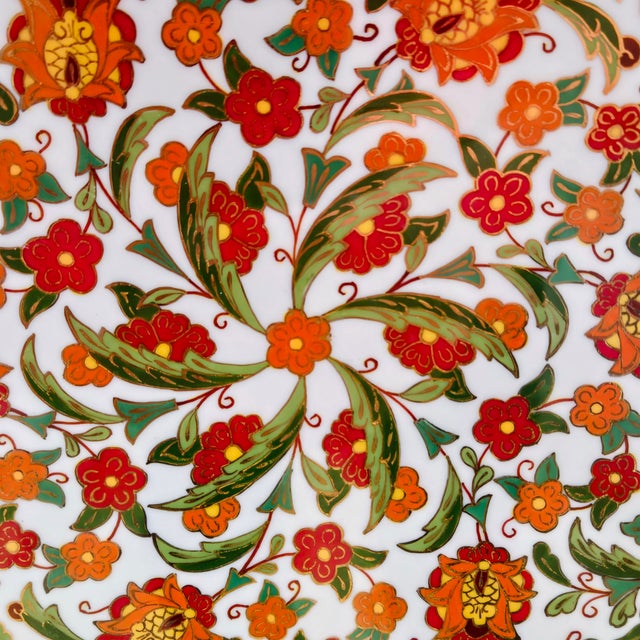 Handmade Turkish Yıldız Porcelain Plate in Shadowbox Frame – Floral Motif, TBMM Milli Saraylar Edition (2010) For Sale - Image 4 of 10