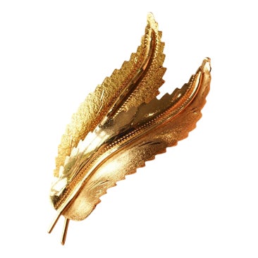 Vintage 18 Karat Gold Feather Brooch with Twin Texture For Sale