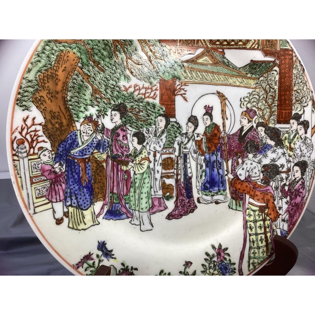 Pair of 1960s Chinese Porcelain Imperial Birthday Celebration Scene Plates For Sale - Image 4 of 12