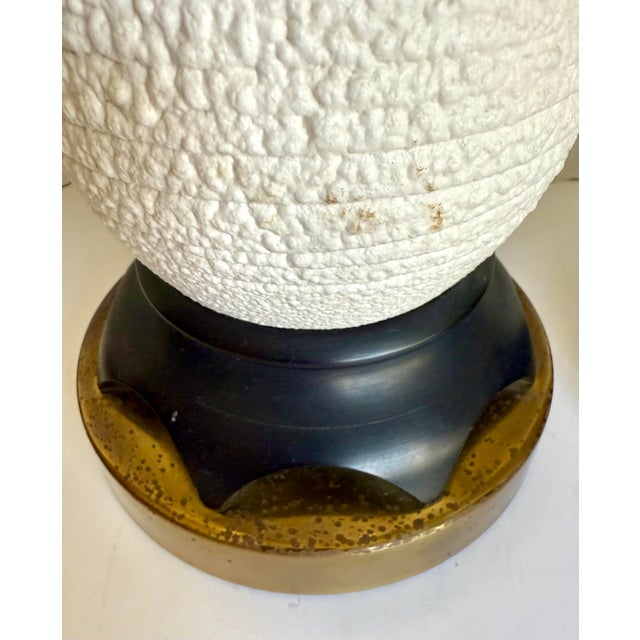 Laurel Lamp Company Mid 20th Century Hollywood Regency Textured White Ceramic Table Lamps With Sculptural Wood Bases - Pair For Sale - Image 4 of 12