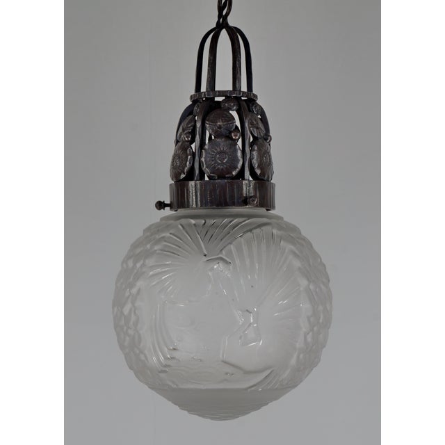 1930s 1930s Muller Freres & Vasseur French Art Deco Peacock Glass & Wrought Iron Pendant Light For Sale - Image 5 of 13
