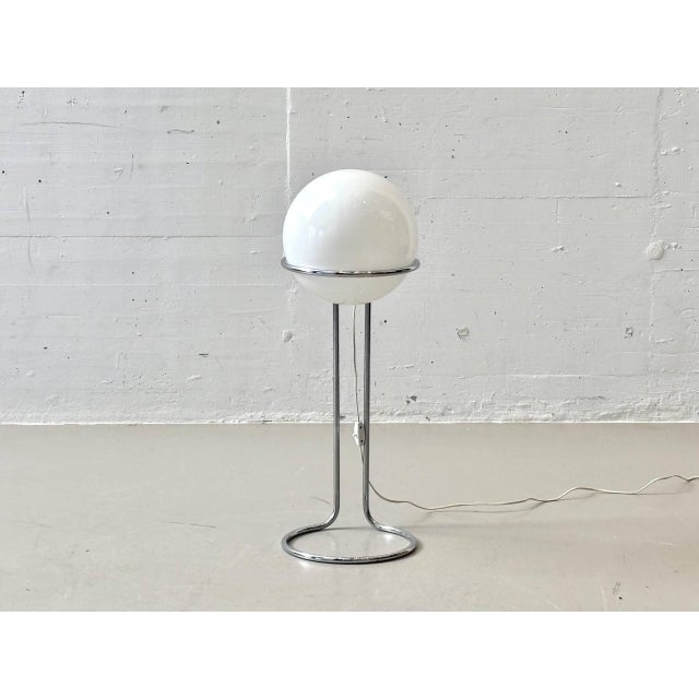 This distinctive floor lamp embodies the futuristic spirit of the 1970s and impresses with its iconic, sculptural design....