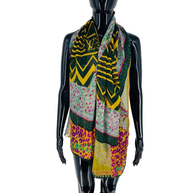 French Louis Vuitton Green Printed 100% Silk Scarf For Sale - Image 3 of 9