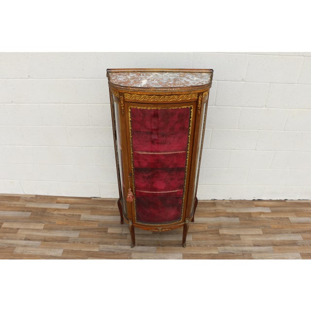 19th Century French Louis XV Vitrine Curio Cabinet With Marble Top & Ormolu For Sale - Image 14 of 18
