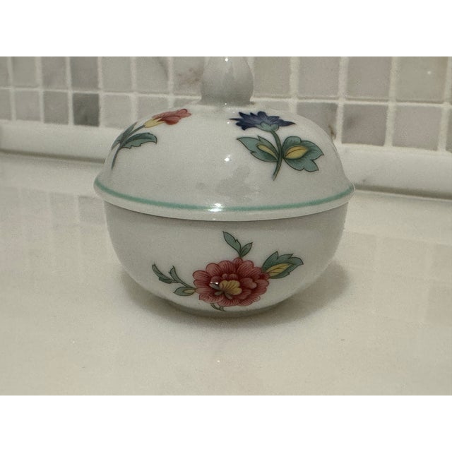 Vintage covered porcelain trinket/ring dish - early 20th century . Flowered design. Made in Germany by Heinrich. No cracks...