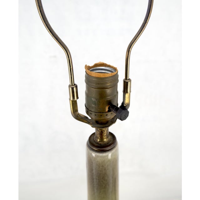 Gordon Martz Olive Green Art Pottery Ceramic Vase Shape Table Lamp Turned Walnut Base MINT For Sale - Image 4 of 9