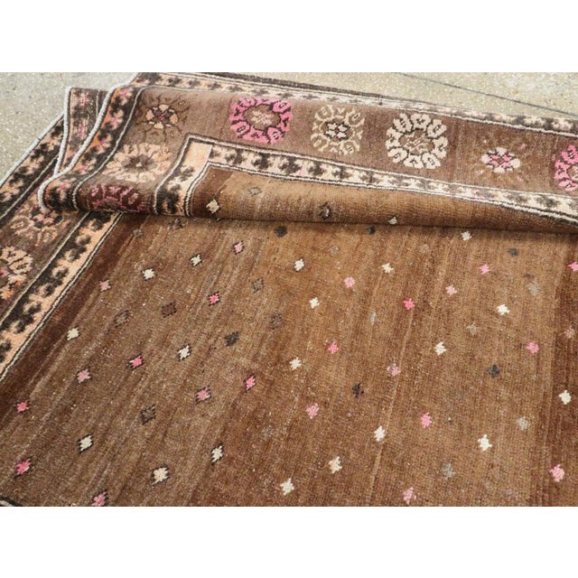 Galerie Shabab Collection Mid-20th Century Handmade Turkish Anatolian Gallery Carpet For Sale - Image 10 of 10