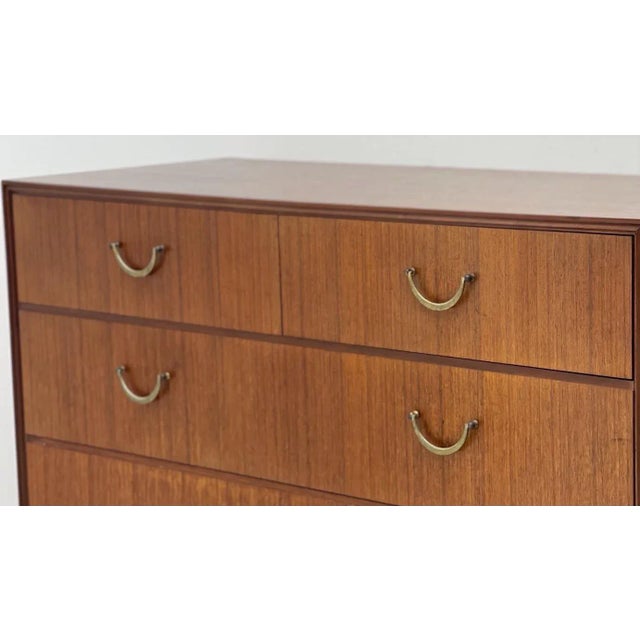 Vintage Recent Uk Import Mid-Century Modern 5 Drawer Dresser Mere-Dew Style With Brass Toned Pulls & Original Hardware in Walnut or Teak Tone For Sale - Image 4 of 7