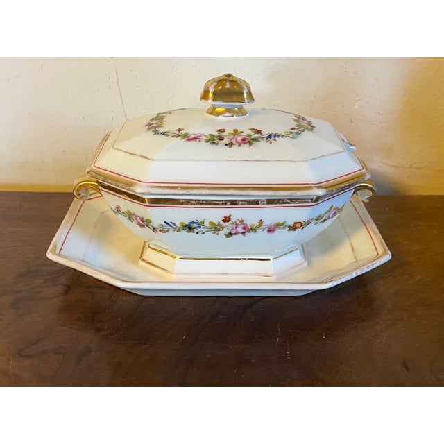 American Antique Early 19th Century French Empire Paris Porcelain Octagonal Sauce Tureen With Flower Garland Sprig Decoration For Sale - Image 3 of 16