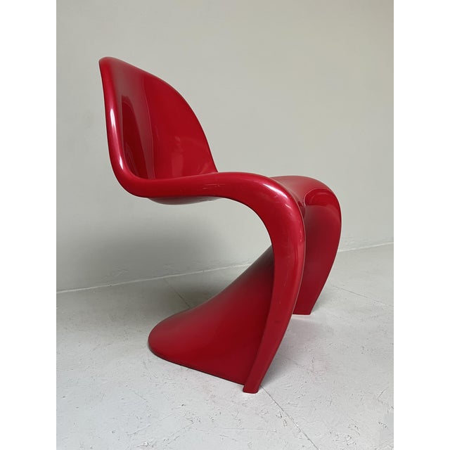 This red Verner Panton chair is a designer classic. This one was produced in 1971. Dated and marked on the back. The chair...