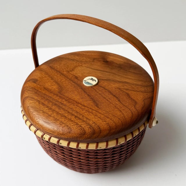 Vintage Signed Nantucket Lightship Basket – Handcrafted With Dolphin Lid, Bone Handle & Geometric Pattern For Sale In Buffalo - Image 6 of 12