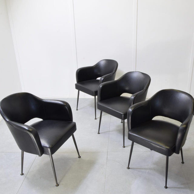 our 1960s lounge chairs in the style of Eero Saarinen, an excellent example of modernist design characterized by a mix of...