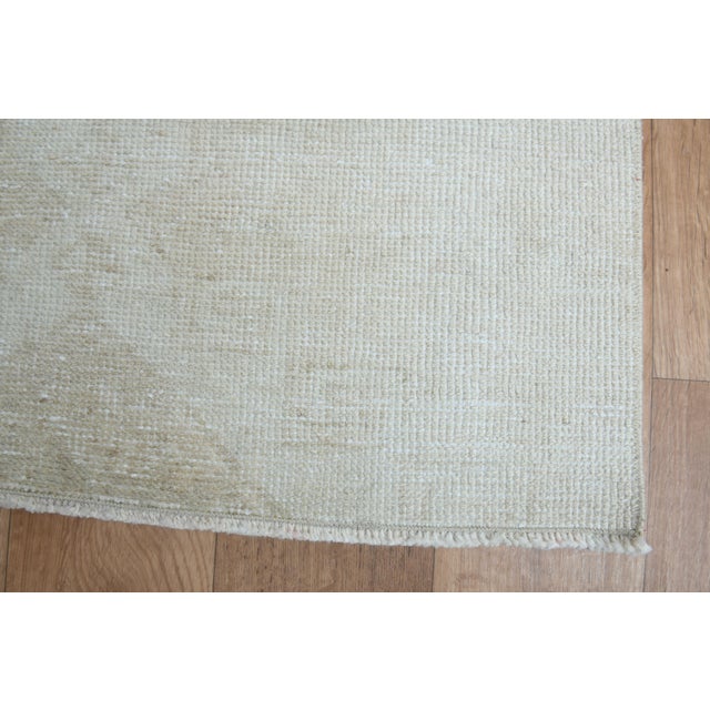 1970s Vintage Handmade Wool Cotton Turkish Light Cream Area Rug For Sale - Image 4 of 10