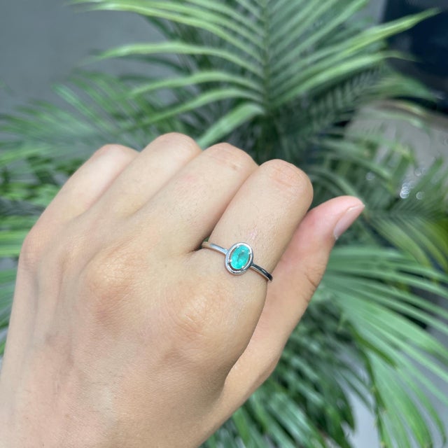 Minimalist Prong Set Oval 0.56 Ct Natural Emerald Solitaire Ring Size 8 For Sale - Image 6 of 13