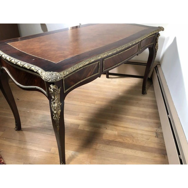 Early 20th Century Louis XV Style French Kingwood Bronze-Mounted Leather-Top Bureau Plat Writing Desk For Sale - Image 4 of 13