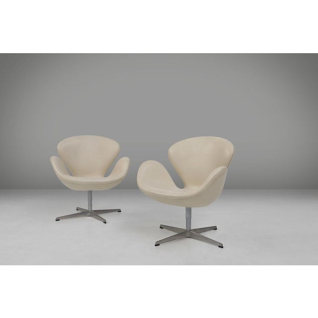 Set of Leather Swan Chairs by Arne Jacobsen for Fritz Hansen, 2006 For Sale - Image 16 of 16