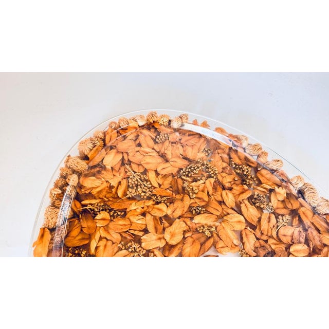 Beige Asian Plastic Oval Tray with Embedded Dried Flowers and Leaves, 1970s For Sale - Image 8 of 12