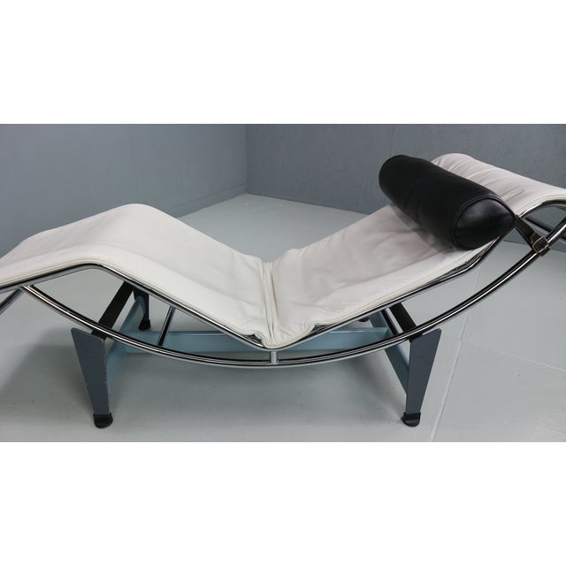 White Leather LC4 Chaise Longue by Le Corbusier for Cassina, 1960s, in Very Good conditions. Designed 1980 to 1989 This...