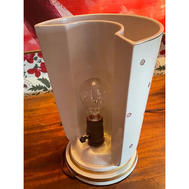 1940s 1940s Chinoiserie Ceramic Demilune Vase Lamp in Gold and White For Sale - Image 5 of 7