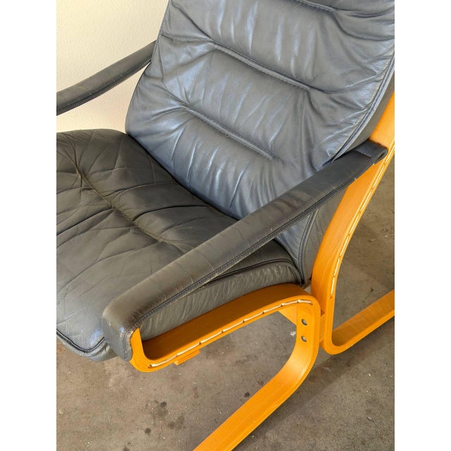 Mid 20th Century Norwegian Lounge Chair in Style of Ekornes– MCM Grey Leather & Bentwood Frame Armchair For Sale - Image 10 of 10