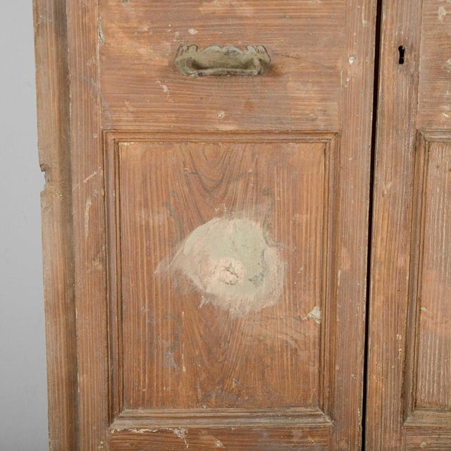 This imposing antique lacquered door, dating back to the 18th century, represents a refined example of period...